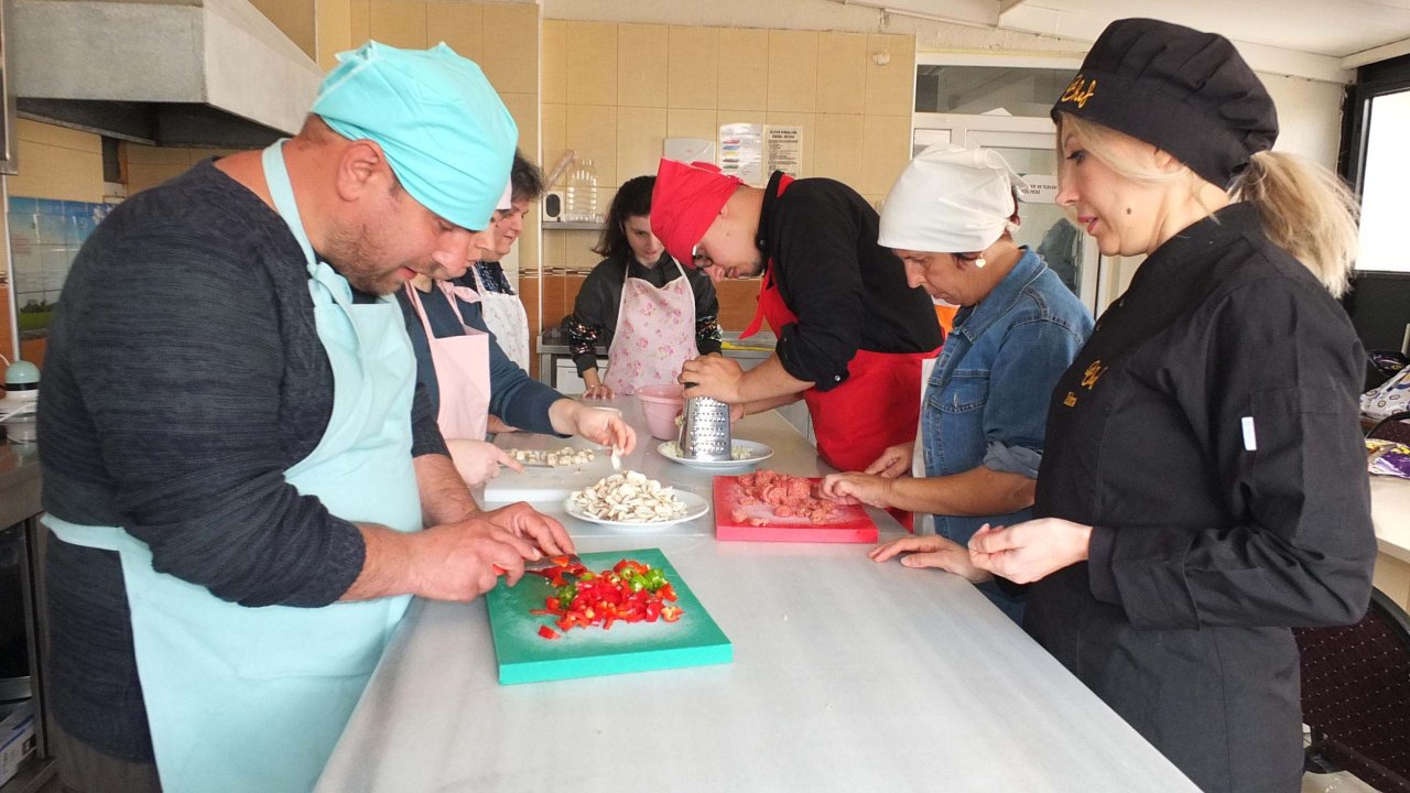 Balıkesir'de özel gereksinimli bireyler yemek kursunda pide ve pizza yaptı