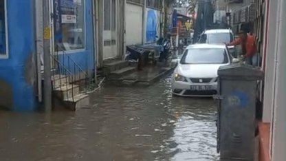 Balıkesir'de sağanak; cadde ve sokaklar göle döndü