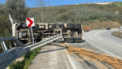 Bariyerleri aşan kamyon devrildi; 3 yaralı