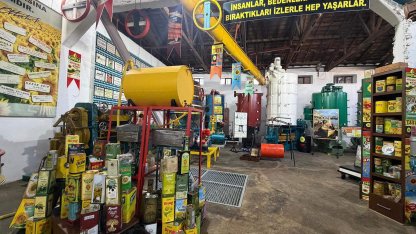 Bir bölümünü müzeye dönüştürdüğü 97 yıllık fabrikada, eski makineleri sergiliyor