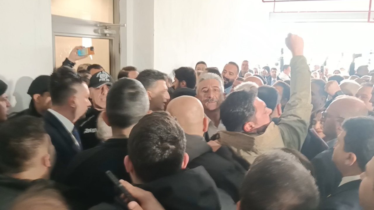 Bursa Büyükşehir Belediyesi'nde başkan vekili seçimi öncesi arbede