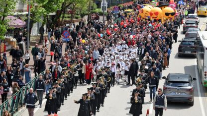 Bursa sokaklarında çocuklardan 23 Nisan korteji / Ek fotoğraflar