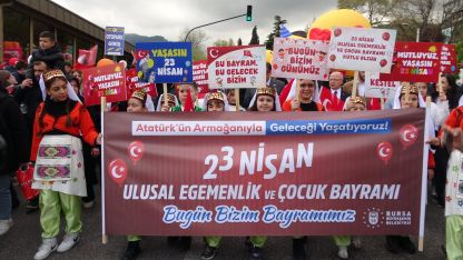 Bursa sokaklarında çocuklardan 23 Nisan korteji