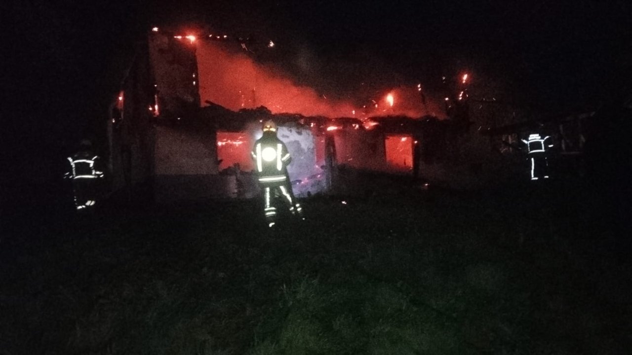 Bursa'da 2 katlı ev alev alev yandı