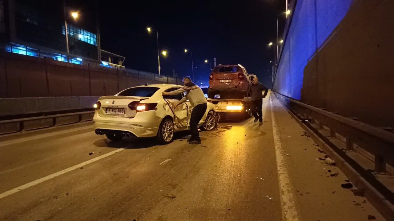 Bursa'da 2 otomobil ve 1 midibüsün karıştığı kazada 6 kişi yaralandı