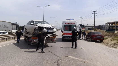 Bursa'da 4 aracın karıştığı zincirleme kaza; 1'i çocuk 5 yaralı