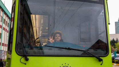 Bursa'da 7 yaşındaki Ali, vatman koltuğuna oturdu