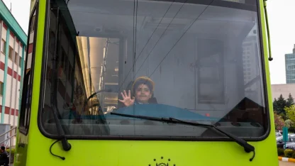 Bursa'da 7 yaşındaki Ali, vatman koltuğuna oturdu