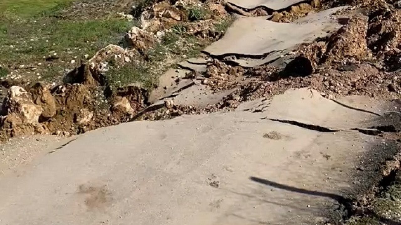 Bursa'da heyelan: Kırsal mahalleleri bağlayan yol ulaşıma kapandı