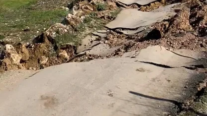 Bursa'da heyelan: Kırsal mahalleleri bağlayan yol ulaşıma kapandı