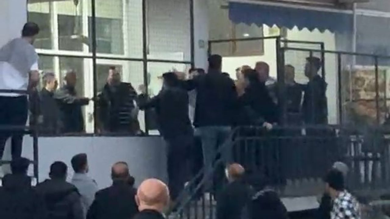 Bursa'da iki grup arasındaki tekme ve sopalı kavga kamerada