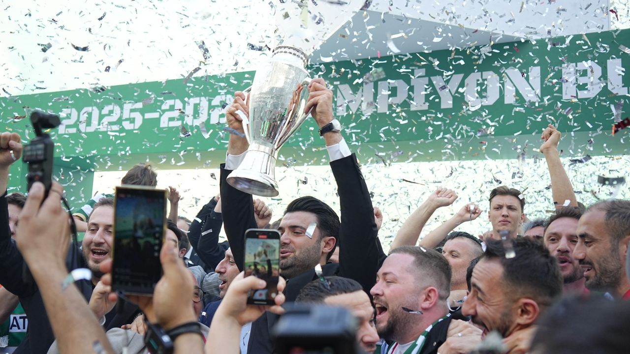 Bursaspor, şampiyonluk kupasını törenle aldı