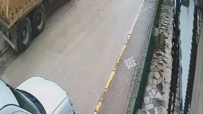 Çalışır halde bırakılan hafriyat kamyonu hareket edip kaldırımdaki yayaya çarptı; kaza kamerada