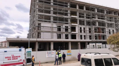 Çalıştığı inşaatın 2'nci katından düşen işçi yaralandı