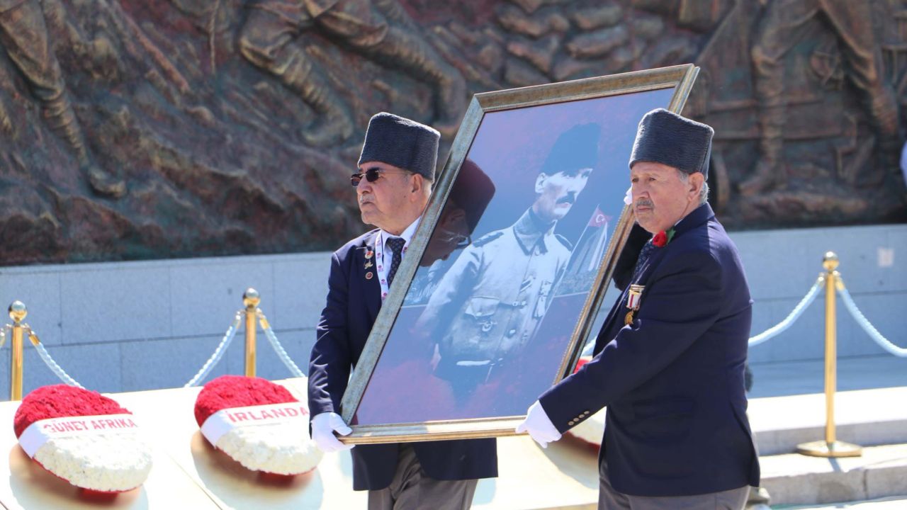 Çanakkale Kara Savaşları'nın 111'inci yıl dönümünde şehitler anıldı / Ek fotoğraflar