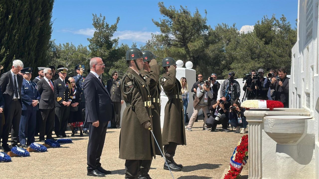 Çanakkale Kara Savaşları'nın 111'inci yıl dönümünde şehitler anıldı