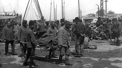 Çanakkale Savaşları sırasında yaralıların tedavisi için birçok okul hastaneye çevrilmiş