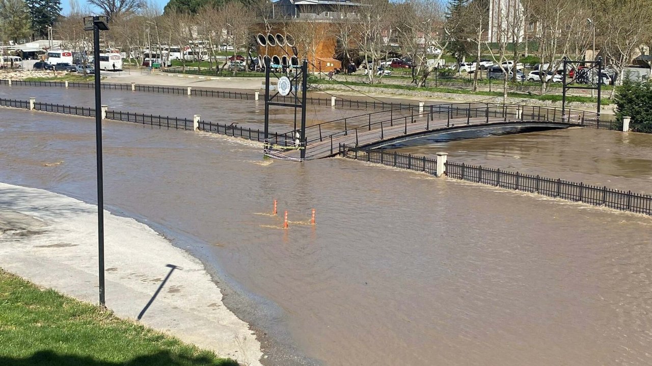 Çanakkale'de Kocabaş Çayı taştı; tarım arazileri sular altında kaldı