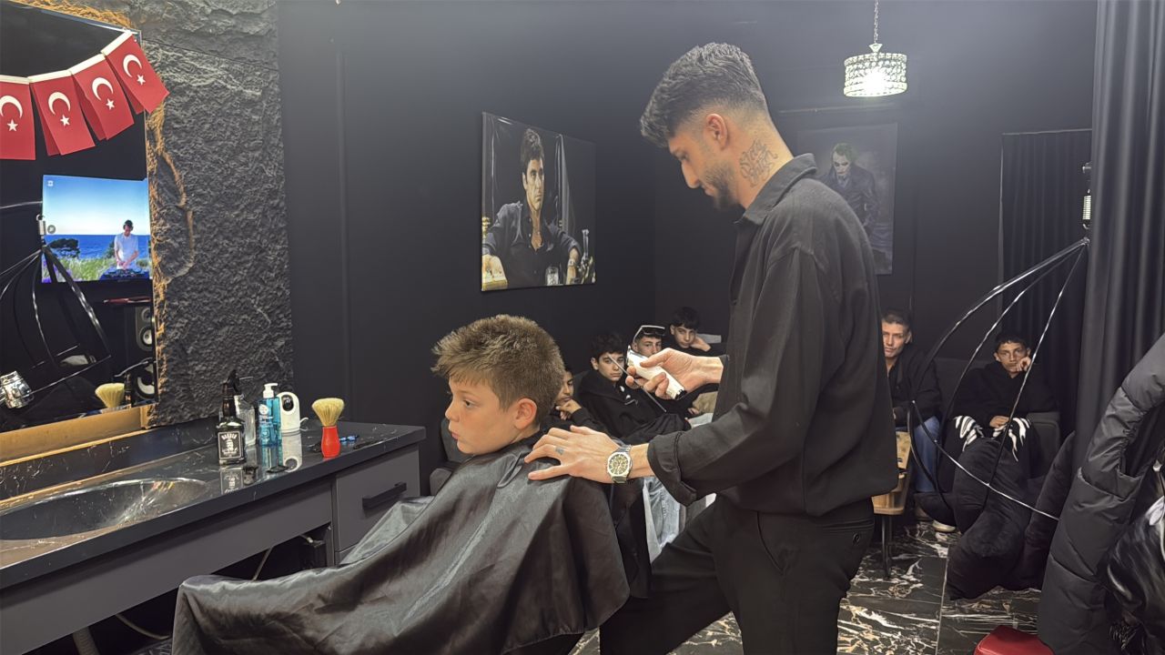 Çocukları tıraş ederek 23 Nisan hediyesi verdi