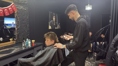 Çocukları tıraş ederek 23 Nisan hediyesi verdi