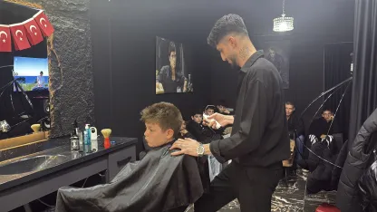 Çocukları tıraş ederek 23 Nisan hediyesi verdi