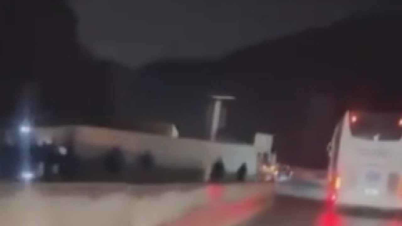 D-650’de 3 TIR’ın çarpıştığı kazada kilometrelerce araç kuyruğu oluştu