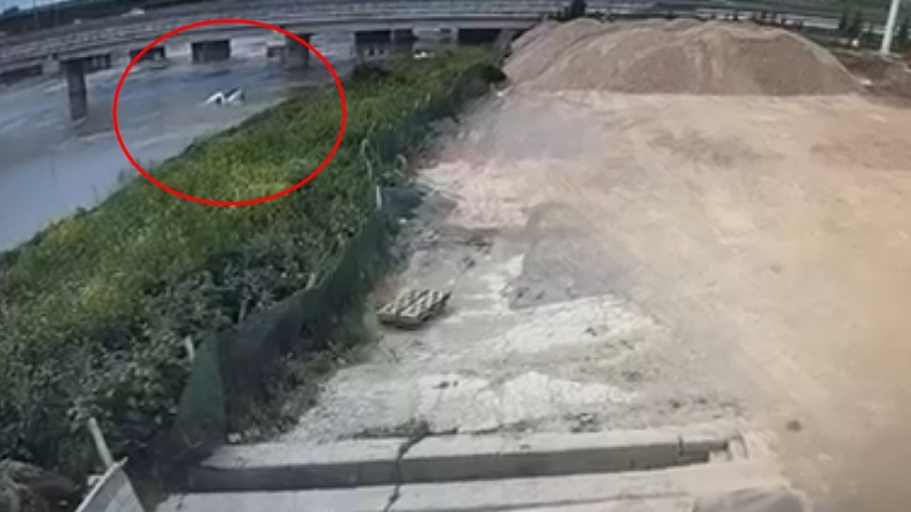 Dereden geçerken aracı suya gömülen sürücü öldü