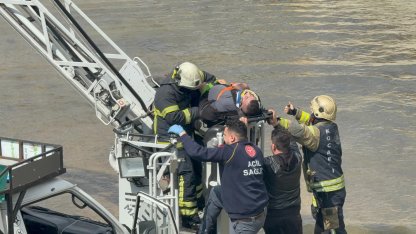 Dereye uçan kamyonetin sürücüsü öldü; kaza kamerada