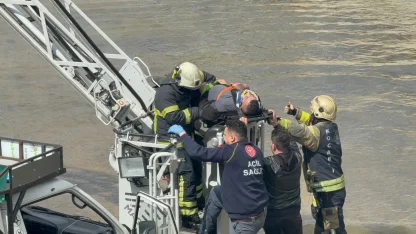 Dereye uçan kamyonetin sürücüsü öldü; kaza kamerada