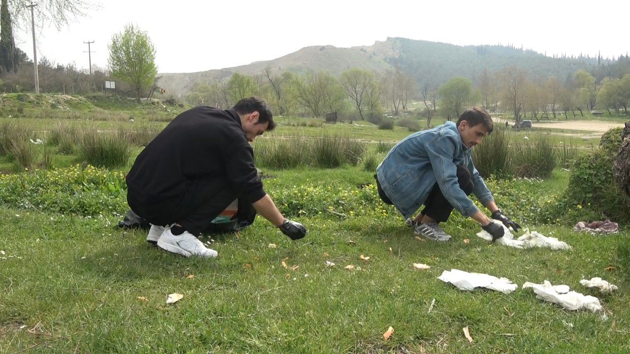 'Doğa fedaileri', dağ taş dolaşıp çöp topluyor