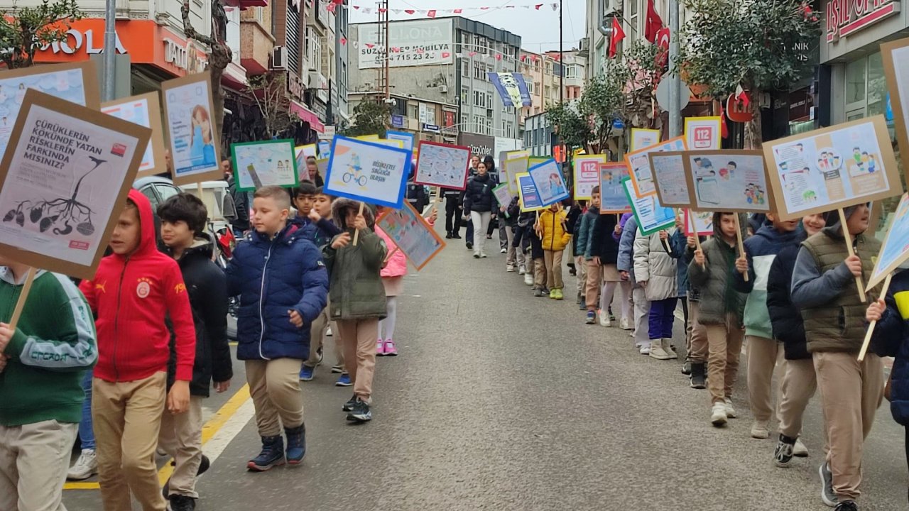 Edirne’de ilkokul öğrencilerinden ‘Türkiye Sağlık Haftası’ farkındalık yürüyüşü
