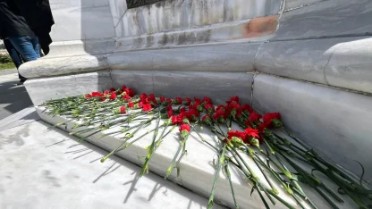 Edirne’de öğretmenlerden, Kahramanmaraş’taki saldırıda hayatını kaybedenler anısına karanfil