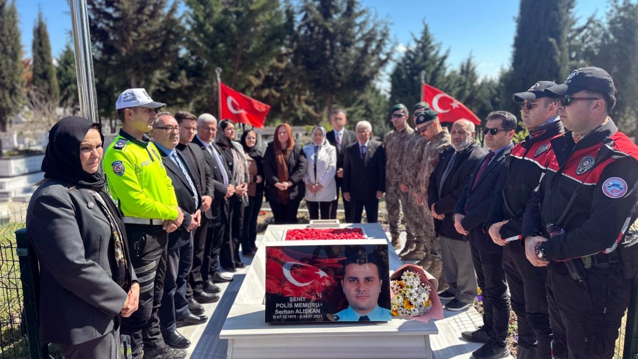 Edirne’de şehit polisler, mezarları başında anıldı