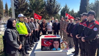 Edirne’de şehit polisler, mezarları başında anıldı