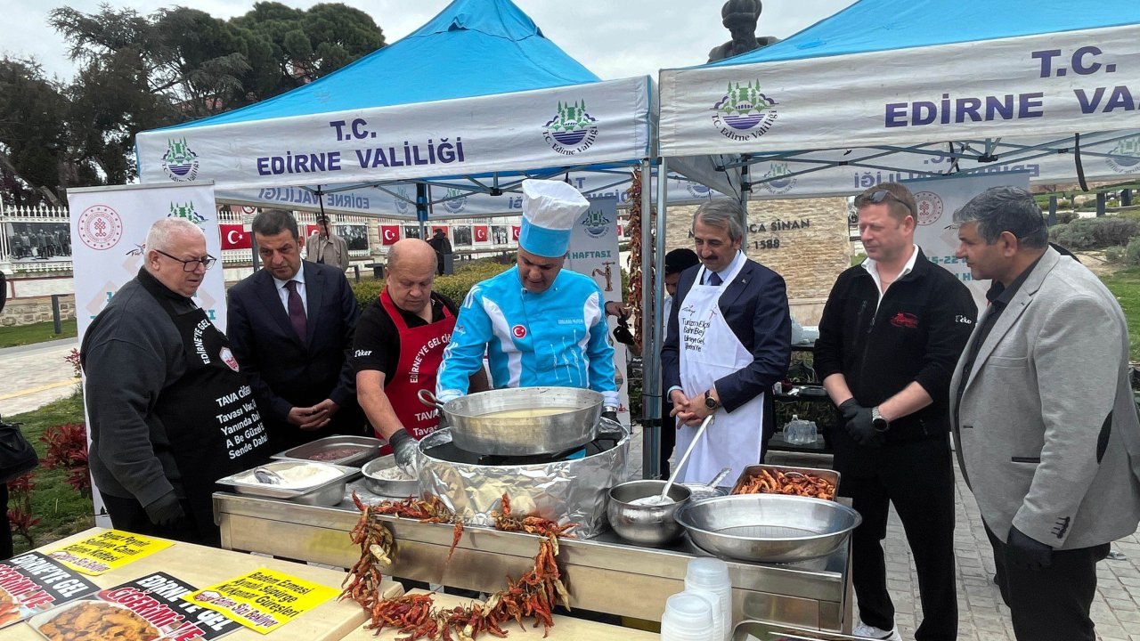 Edirne’nin fahri turizm elçisi Bahri Dinar anısına, ücretsiz tava ciğer dağıtıldı