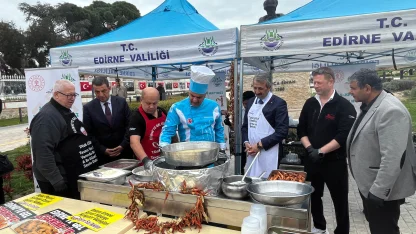 Edirne’nin fahri turizm elçisi Bahri Dinar anısına, ücretsiz tava ciğer dağıtıldı