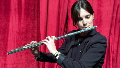 Eğitimi için günde 160 kilometre yol giden Zeynep Ece, Fransa'daki flüt yarışmasında birinci oldu