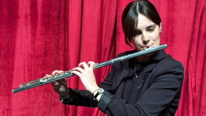 Eğitimi için günde 160 kilometre yol giden Zeynep Ece, Fransa'daki flüt yarışmasında birinci oldu