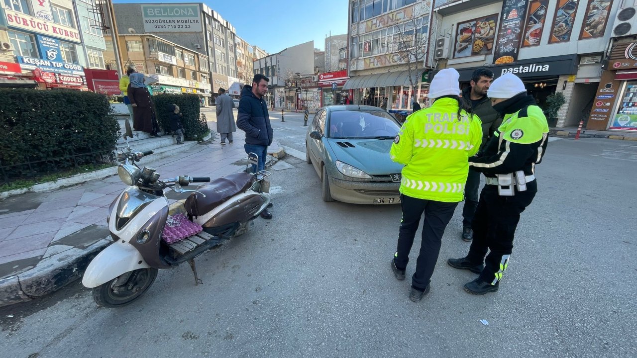 Ehliyetsiz ve plakasız 3 motosiklet sürücüsüne toplam 135 bin lira ceza
