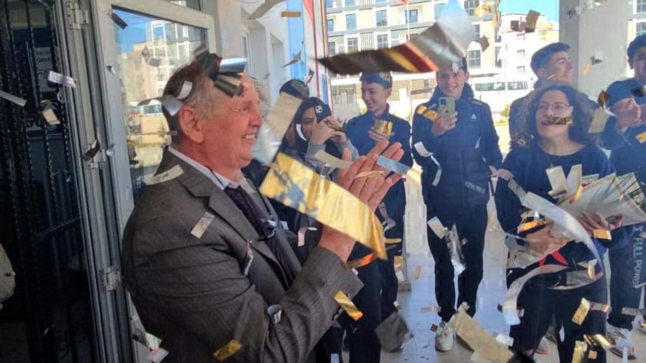 Emekliye ayrılan 40 yıllık öğretmen alkışlarla uğurlandı