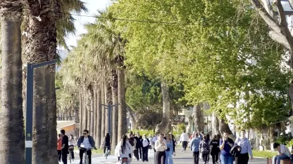 Erdek'te sıcak havayla birlikte sahillerde yoğunluk oluştu