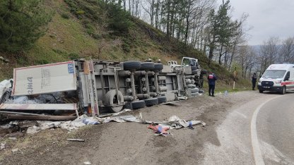 Freni boşalan TIR yamaca çarpıp, devrildi; sürücü yaralandı