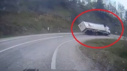 Freni boşalan TIR'ın virajda devrildiği kaza kamerada
