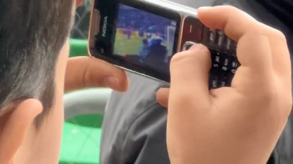 Golü tuşlu teflonuyla kaydeden minik taraftara, Serdar Dursun kamera hediye etti