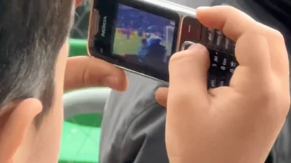 Golü tuşlu teflonuyla kaydeden minik taraftara, Serdar Dursun kamera hediye etti