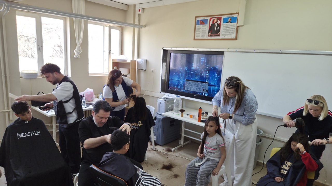 Güzellik merkezi çalışanlarından ortaokul öğrencilerine ücretsiz saç bakım hizmeti