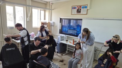Güzellik merkezi çalışanlarından ortaokul öğrencilerine ücretsiz saç bakım hizmeti