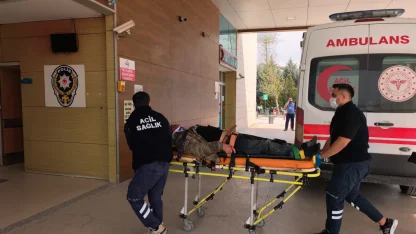 Hafif ticari aracın çarptığı motosikletin sürücüsü ağır yaralandı