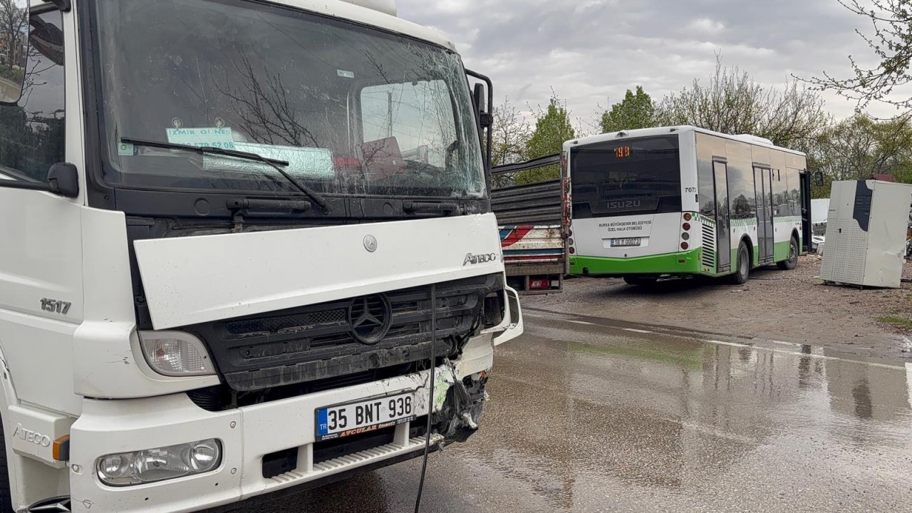 Halk otobüsü ile nakliye kamyonu çarpıştı; 2 yaralı