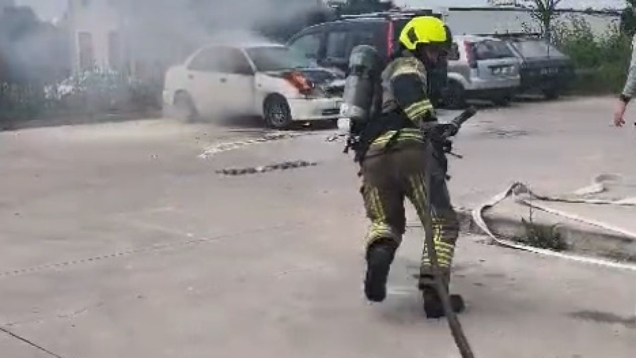 Hastane otoparkındaki otomobil yandı